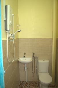 Koupelna v ubytování Maha Hotel