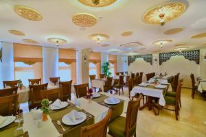 uma sala de jantar com mesas e cadeiras num restaurante em Kaya Ninova Hotel em Mardin