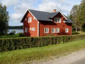 Imagem da galeria de Historic lakeside villa - ski, boat, relax in nature em Sunnansjö