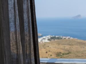 a close up of a window with a view of a mountain at Vathisthea in Kithnos