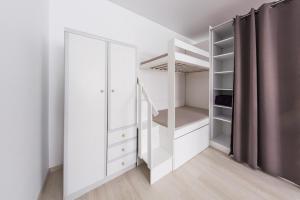 un armario con armarios blancos y una escalera en Sandra apartamentai, en Kaunas