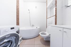 カウナスにあるSandra apartamentaiの浴槽、トイレ、洗面台を備えたバスルーム +15枚の写真