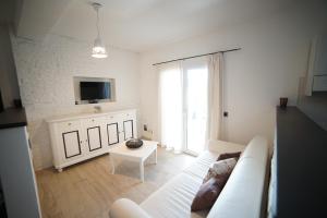 Una televisión o centro de entretenimiento en Residenze Gli Ulivi