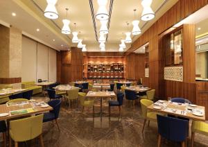 Restaurace v ubytování Lemon Tree Hotel, Sector 68, Sohna Road, Gurugram