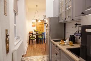 A kitchen or kitchenette at Apartment Milk&Honey - free Parking