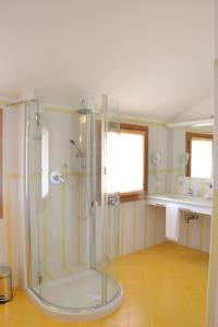 y baño con ducha y lavamanos. en Relais Golf Padova, en Galzignano Terme