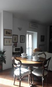 y sala de estar con mesa de comedor y sillas. en B&B "Angela " en Piacenza