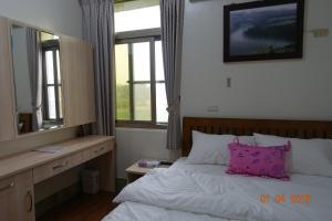 Postel nebo postele na pokoji v ubytování Fu Courtyard Homestay