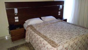 Łóżko lub łóżka w pokoju w obiekcie Pharaohs Hotel