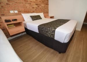 Postel nebo postele na pokoji v ubytování Dandenong Motel