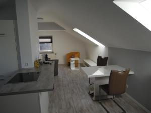 a room with a kitchen and a table and chairs at Ferienwohnung Bayer in Neualbenreuth