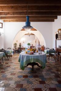 Cette chambre comprend une table avec des fruits. dans l'établissement Baglio Buccellato, à Scopello
