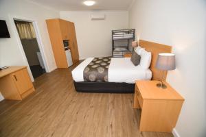 Postel nebo postele na pokoji v ubytování Dandenong Motel