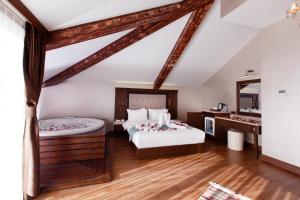 Кровать или кровати в номере Sera Lake Resort Hotel Spa & Aparts