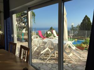 z widokiem na patio ze stołem i krzesłami w obiekcie Villa Asia Holiday Home w mieście SantʼAgata sui Due Golfi