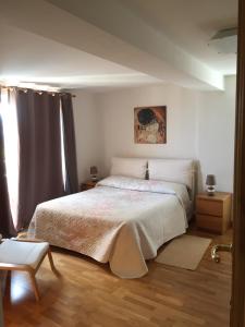 sypialnia z białym łóżkiem i krzesłem w obiekcie Villa Asia Holiday Home w mieście SantʼAgata sui Due Golfi