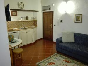 a living room with a couch and a kitchen at Appartamento Zafferano in Città della Pieve