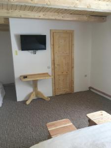 TV a/nebo společenská místnost v ubytování Cabana Bradul Skiland