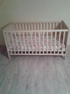 a crib in a room with ainylinylinyl at Apartments zum Brauergang in Garz