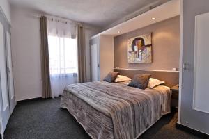 Postel nebo postele na pokoji v ubytování Hôtel le Chardon Bleu