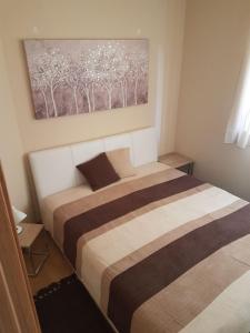 una camera con due letti e un dipinto sul muro di Apartment Ski Lift a Zlatibor