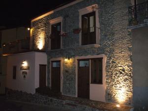 een gebouw met lichten aan de zijkant 's nachts bij Affittacamere Il Borgo in Francavilla Marittima