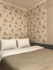 モスクワにあるInnDays on Belyaevo 26のベッドルーム1室(猿の壁紙で覆われたベッド1台付)