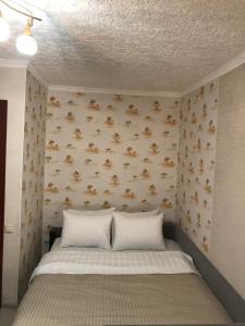 モスクワにあるInnDays on Belyaevo 26のベッドルーム1室(動物の壁に覆われたベッド1台付)