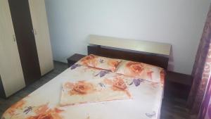 sypialnia z łóżkiem z kwiatami w obiekcie Apartament Cosmin Strada Rozelor Etaj 4 w mieście Mangalia