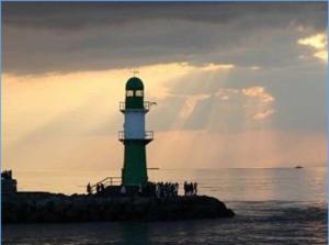 ヴァーネミュンデにあるRN_Ferienwohnungsvermietung _ Objeの水上に座る緑白灯台