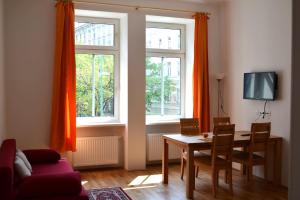 Televízia a/alebo spoločenská miestnosť v ubytovaní Apartments Hellwagstraße