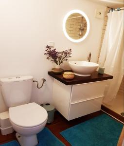 een badkamer met een wit toilet en een wastafel bij Studio Lior in Amsterdam