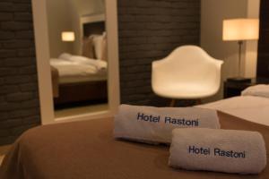 Postel nebo postele na pokoji v ubytování Hotel Rastoni - Helvetia