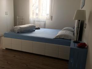 łóżko w pokoju z niebieskim materacem w obiekcie guest house for you w mieście Modena