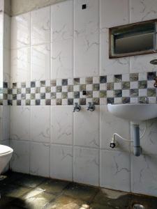 uma casa de banho com um lavatório e um espelho em Hotel Ashwini Lodge em Mysore