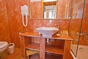 A bathroom at Camelot Traditional & Classic Hotel