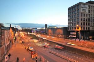 バーミンガムにあるHorse Fair Apartments in Birmingham City Centre by HF Groupの道路上の建物や車が並ぶ街道