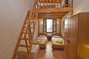 Postel nebo postele na pokoji v ubytování Camelot Traditional & Classic Hotel
