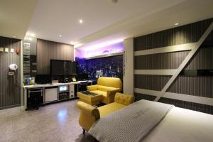 TV a/nebo společenská místnost v ubytování Hera Hotel