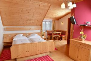 A bed or beds in a room at Der Almblick Még 37 kép