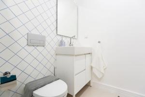 リスボンにあるOlá Lisbon - Graça IIのバスルーム(白いトイレ、シンク付)