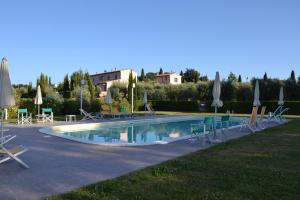 Bazén v ubytování Agriturismo Gli Archi nebo v jeho okolí