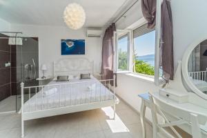 En eller flere senge i et værelse på Beach House Labineca