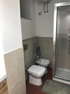 a bathroom with a toilet and a shower at A 100 passi da Calarossa in Syracuse