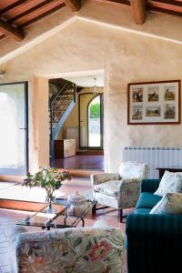A seating area at Casavilla Rentals by Torre a Cona