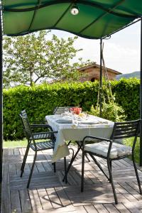 A garden outside Casavilla Rentals by Torre a Cona