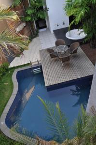 einen kleinen Pool mit einem Tisch und Stühlen im Hof in der Unterkunft Palace Motel (Adult Only) in Fortaleza