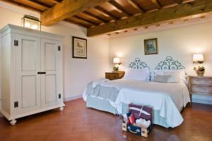 A bed or beds in a room at Casavilla Rentals by Torre a Cona