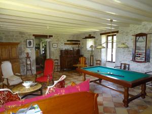 sala de estar con mesa de billar y sillas en Chambre d'Hôtes Le Pigeonnier de Quittimont, en Lacépède