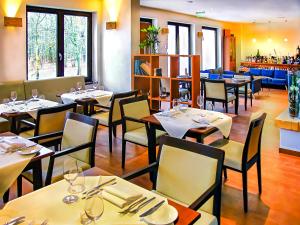 uma sala de jantar com mesas e cadeiras num restaurante em DAS TANN rooms & wine em Thale